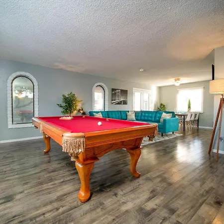 Modern, Tempe Oasis! Private Pool, Sleeps 12 Villa