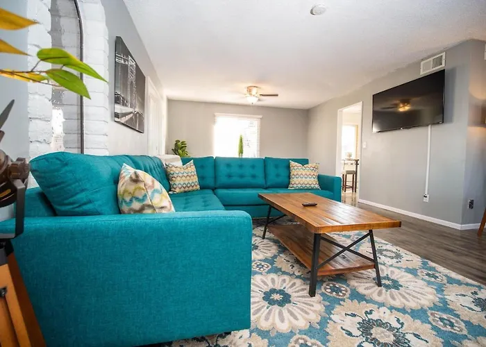 Modern, Oasis! Private Pool, Sleeps 12 Tempe