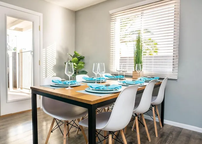 Modern, Oasis! Private Pool, Sleeps 12 *