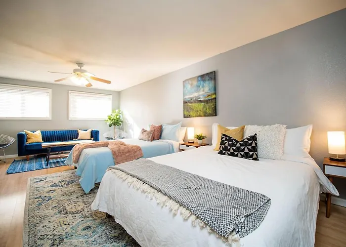 Modern, Oasis! Private Pool, Sleeps 12 Tempe