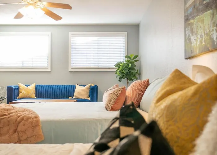 Modern, Oasis! Private Pool, Sleeps 12