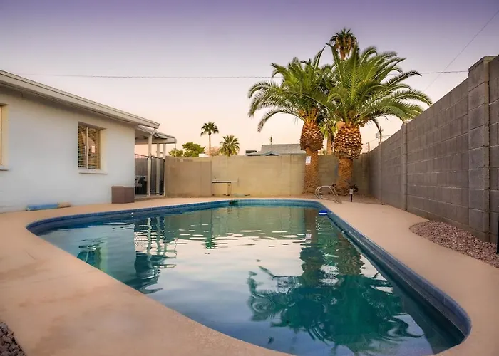 Modern, Oasis! Private Pool, Sleeps 12 Tempe
